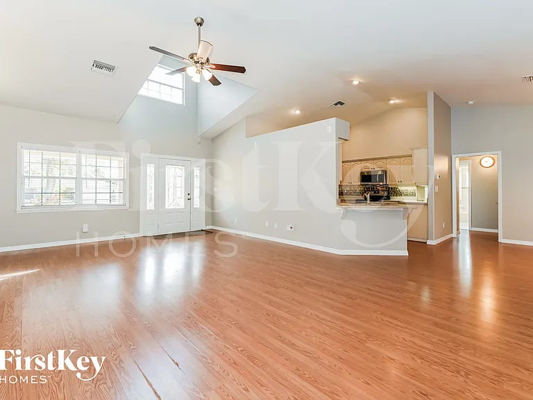 217 Greenwood Ave — Photo 2