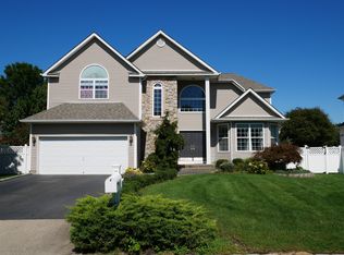 36 Peachtree Ct, Holtsville, NY 11742