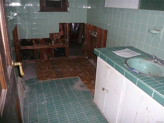 4th image of 90 Collyer Ave