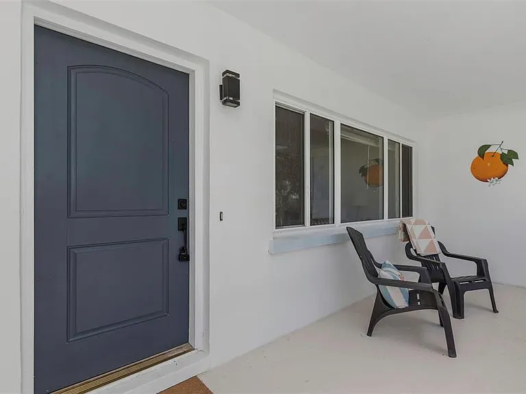 245 Grove Cir N — Photo 9
