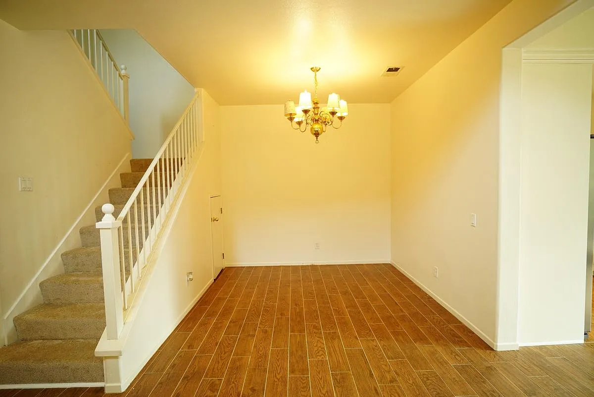 3 bed, 2.5 bath, 1550 sqft, $5,100 — Photo 4