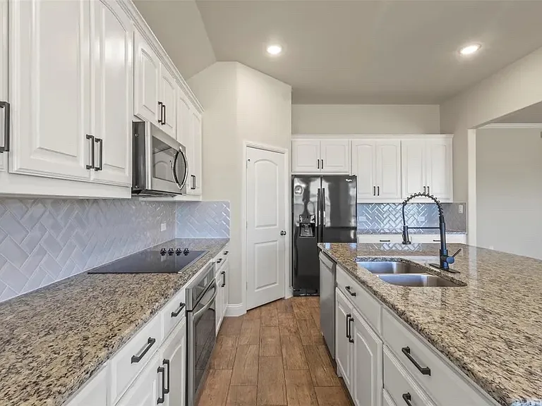 104 Colonial Dr — Photo 3