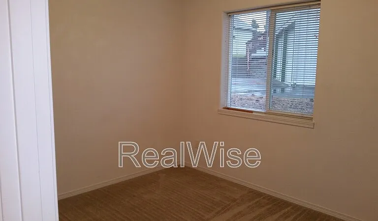 933 NE Hidden Valley Dr — Photo 12