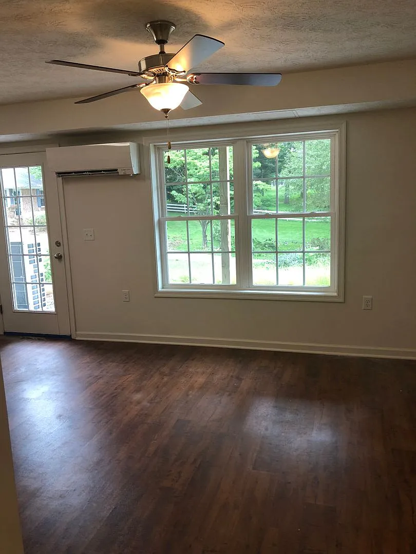 One Bedroom Garden Apartment — Photo 3
