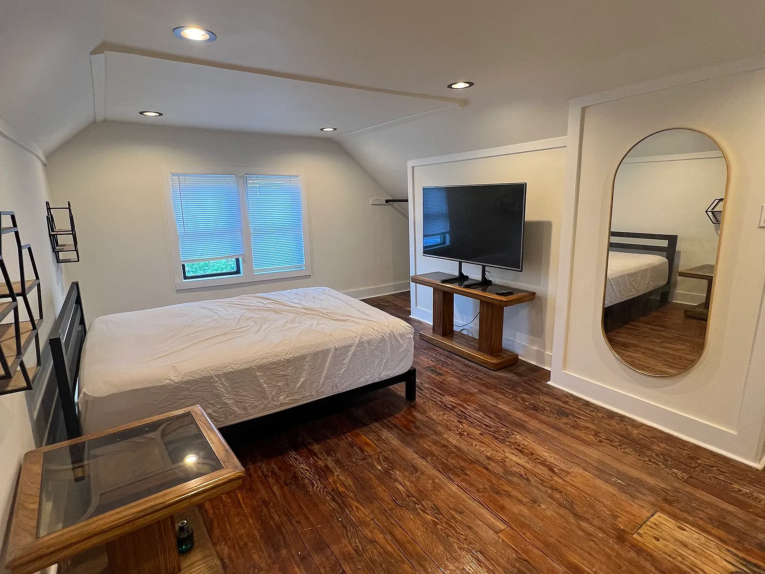 5 bed, 1728 sqft, $900 — Photo 2