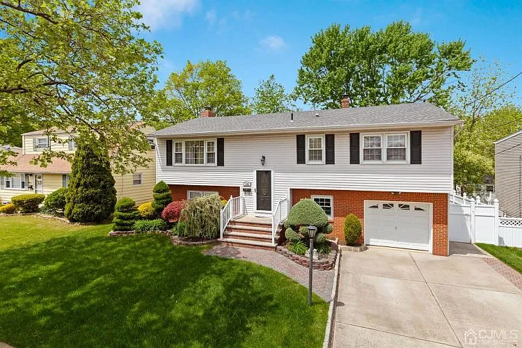 152 Johnson Pl photo 1