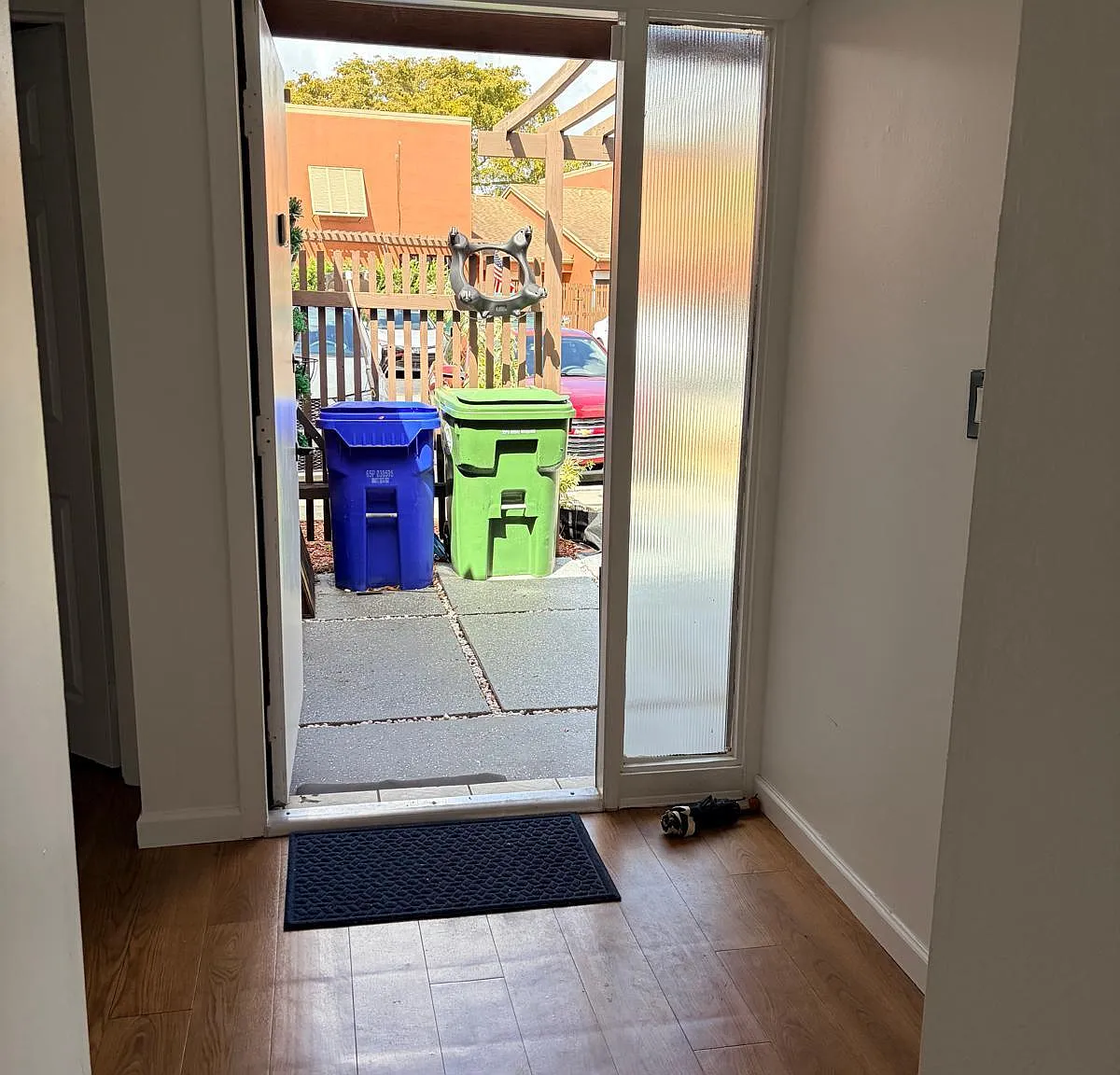 3 bed, 2.0 bath, 1359 sqft, $3,000 — Photo 4