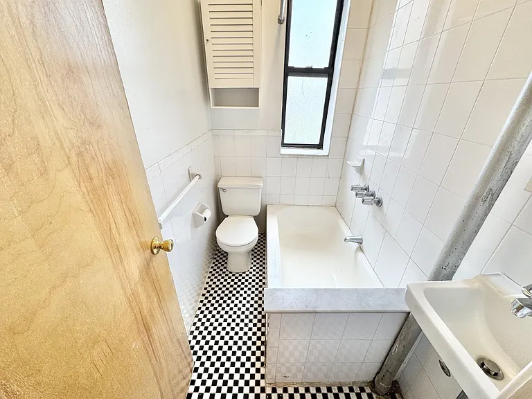 352 W 15th St #501 — Photo 16
