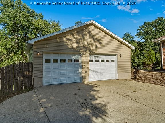 2nd image of 1924 Pinewood Dr