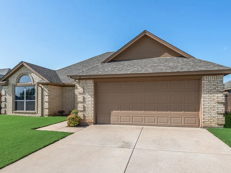 1037 Inverness Dr — Photo 2