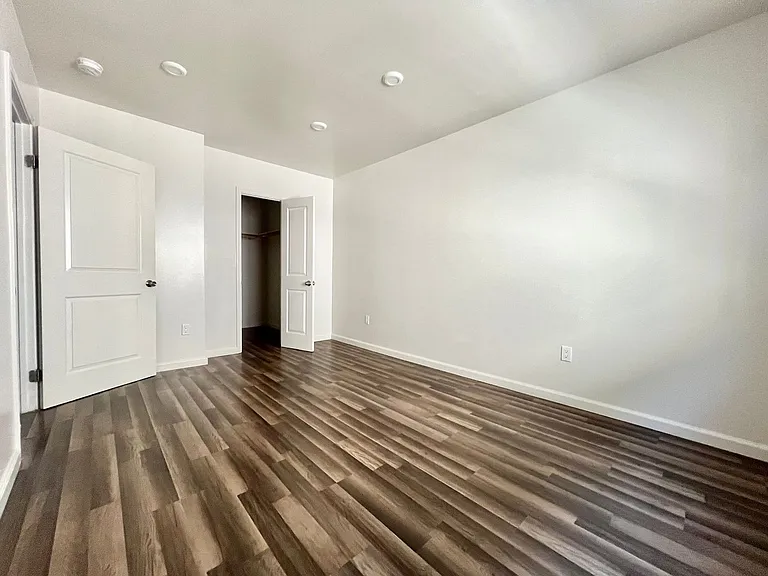 4020 Stevely Ave — Photo 4