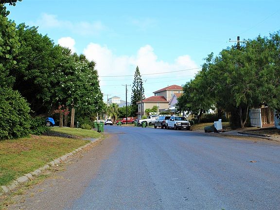 2nd image of 825 N Yturria St