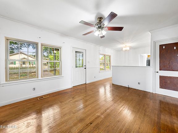 4th image of 2700 Summitt Ave