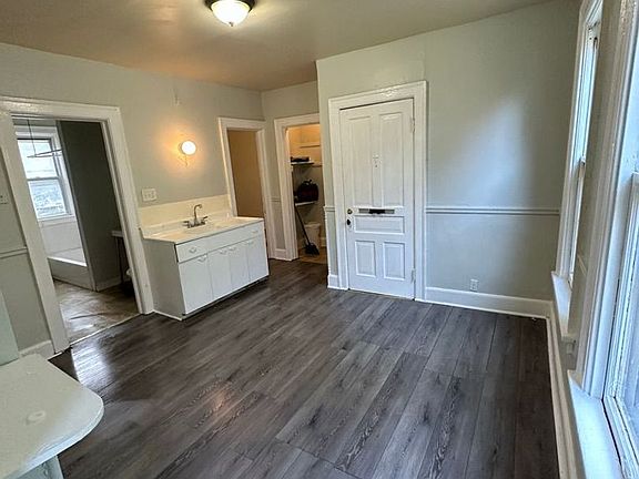 3rd image of 418-420 E Chambers St