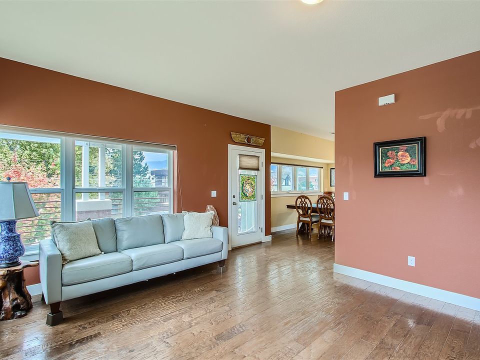 1225 Cedar Ave - Web Quality - 002 - 06 Living Room_10302023