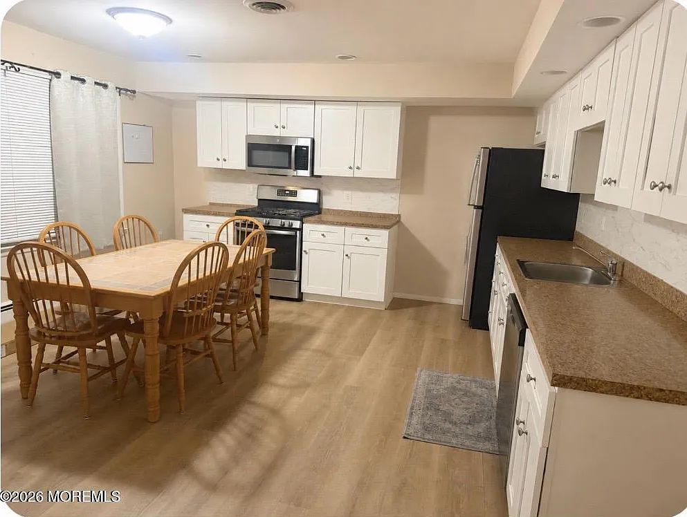 3 bed, 1323 sqft, $2,995 — Photo 2