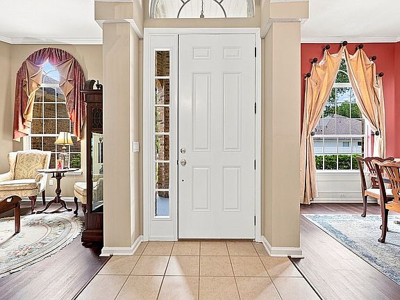 4th image of 832 Riley Ln