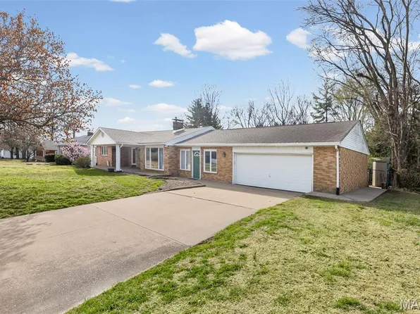 2305 W Delmar Ave, Godfrey, IL 62035