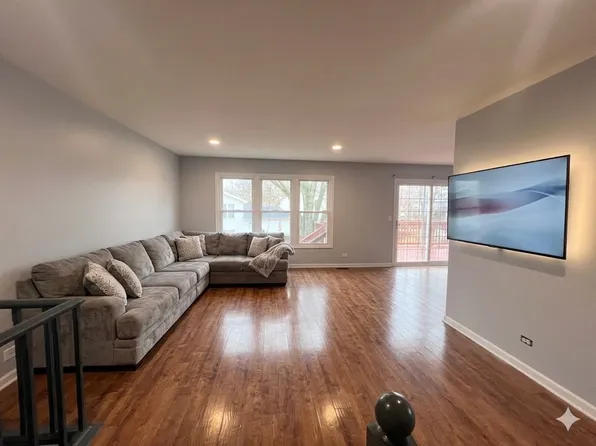 565 Emerson Cir, Bolingbrook, IL 60440