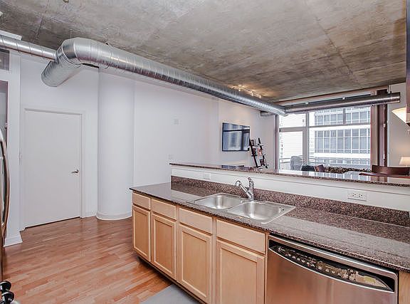 5th image of 1305 S Michigan Ave APT 706
