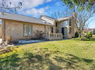 43131 W Kirkwood Dr, Clinton Township, MI