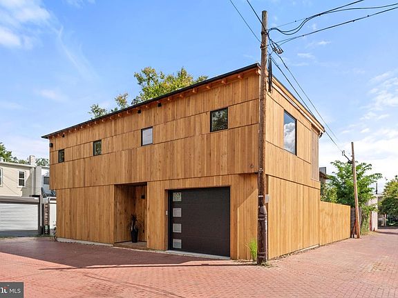 2nd image of 21 Overbeck Aly NE