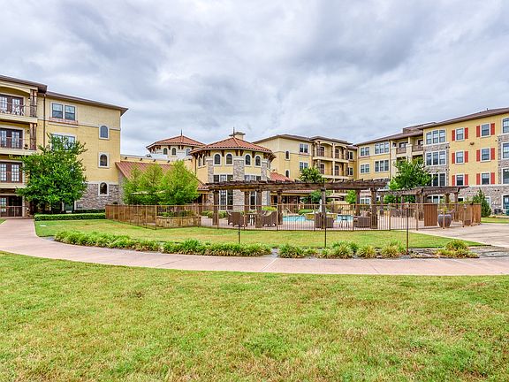 5th image of 2522 Fort Worth Ave #235