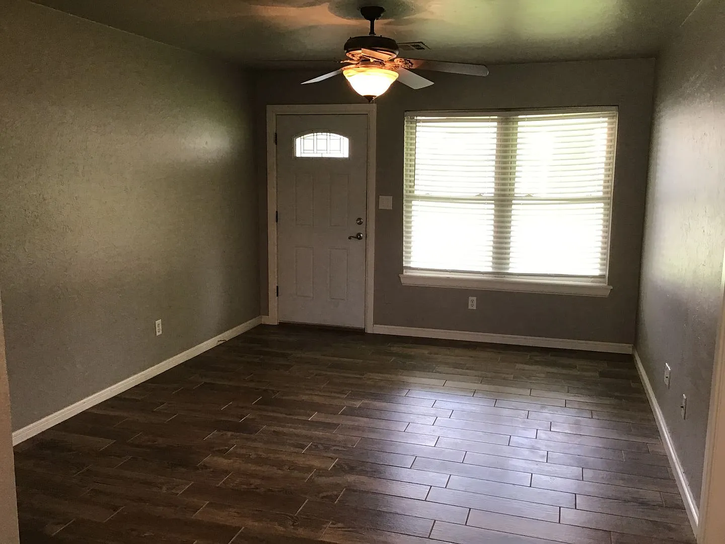 3 bedroom, 1 1/2 baths and a 1 car garage for rent in Moore near 12th Street and Santa Fe! Gorgeo... — Photo 2