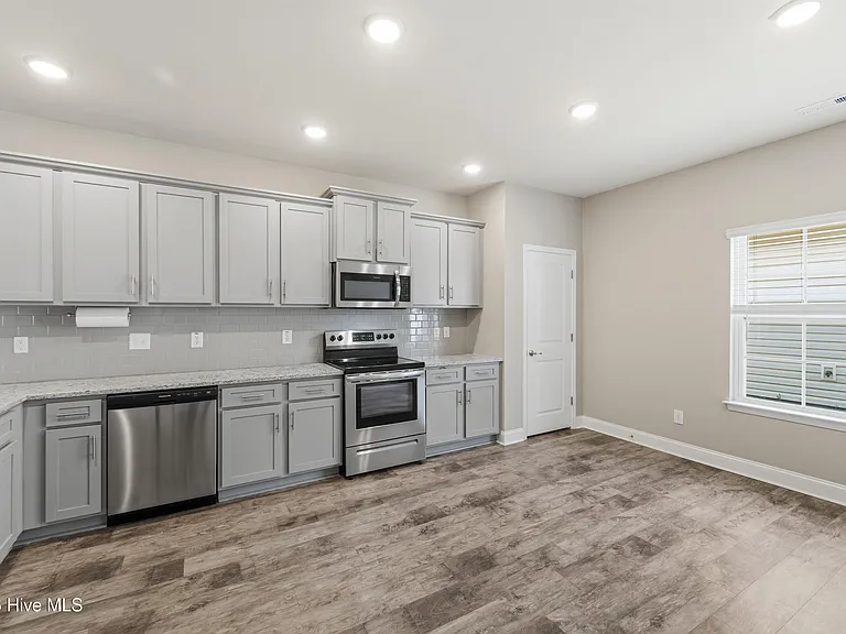 755 Greenwich Pl — Photo 14