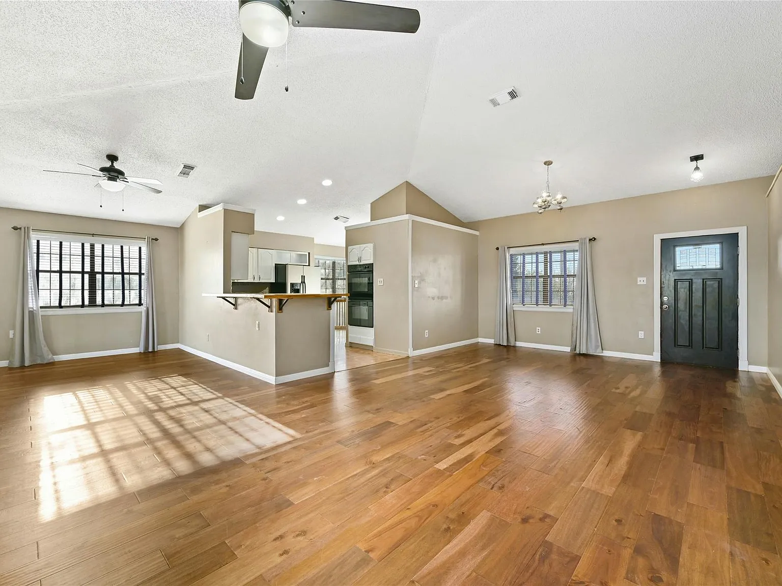 3 bed, 2.0 bath, 1664 sqft, $2,950 — Photo 4