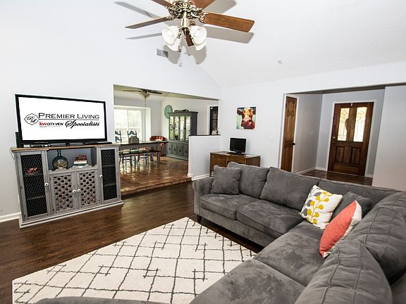 4th image of 19635 Encino Way