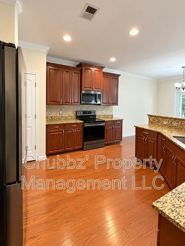 4 bed, 2.5 bath, 2518 sqft, $3,000 — Photo 3