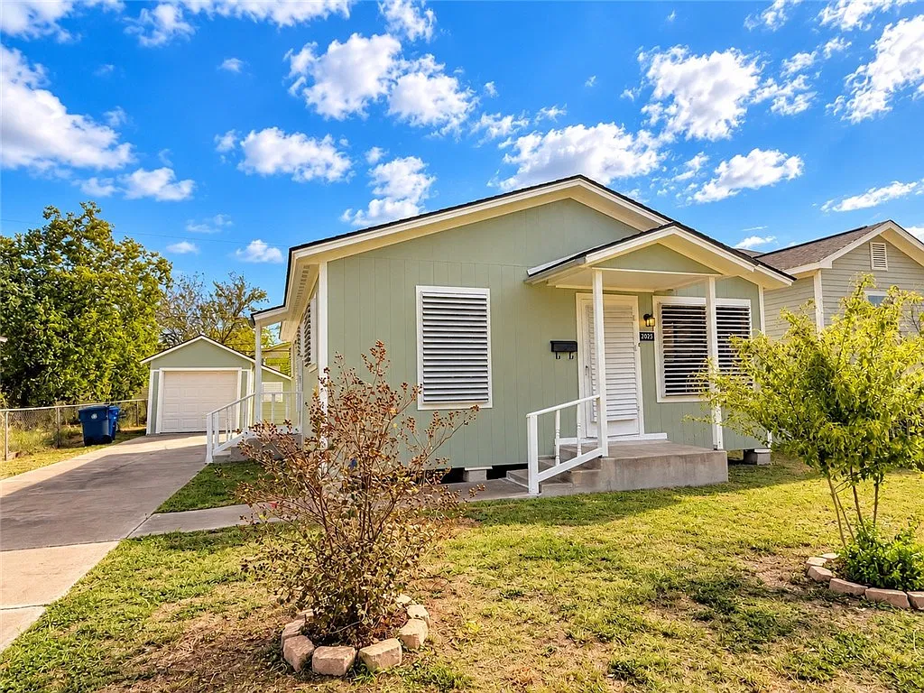 3 bed, 1.5 bath, 960 sqft, $1,600 — Photo 2