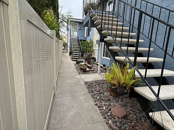 3rd image of 4473 Marlborough Ave Unit 6