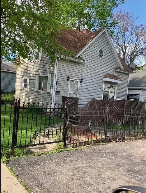 18 Comstock St photo 1
