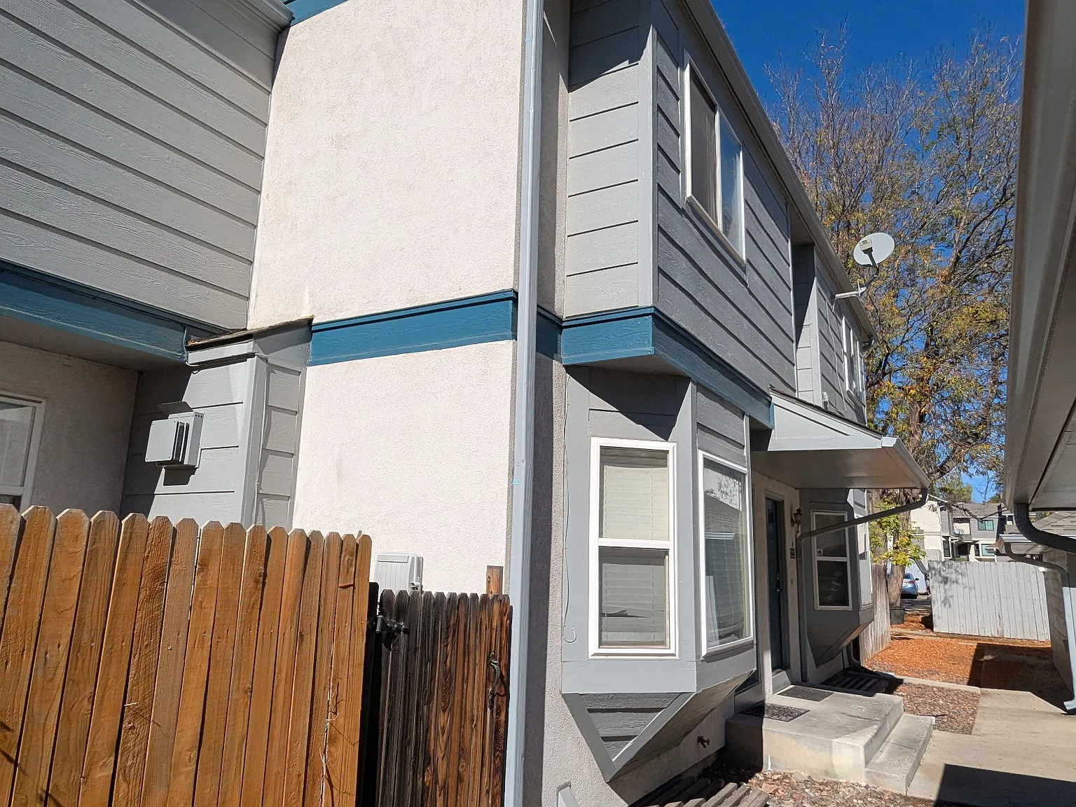 2207 Emery St — Photo 3