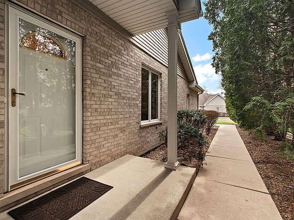 4th image of 16733 Summercrest Ave
