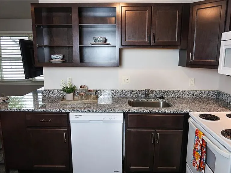 504 E Clark St — Photo 3