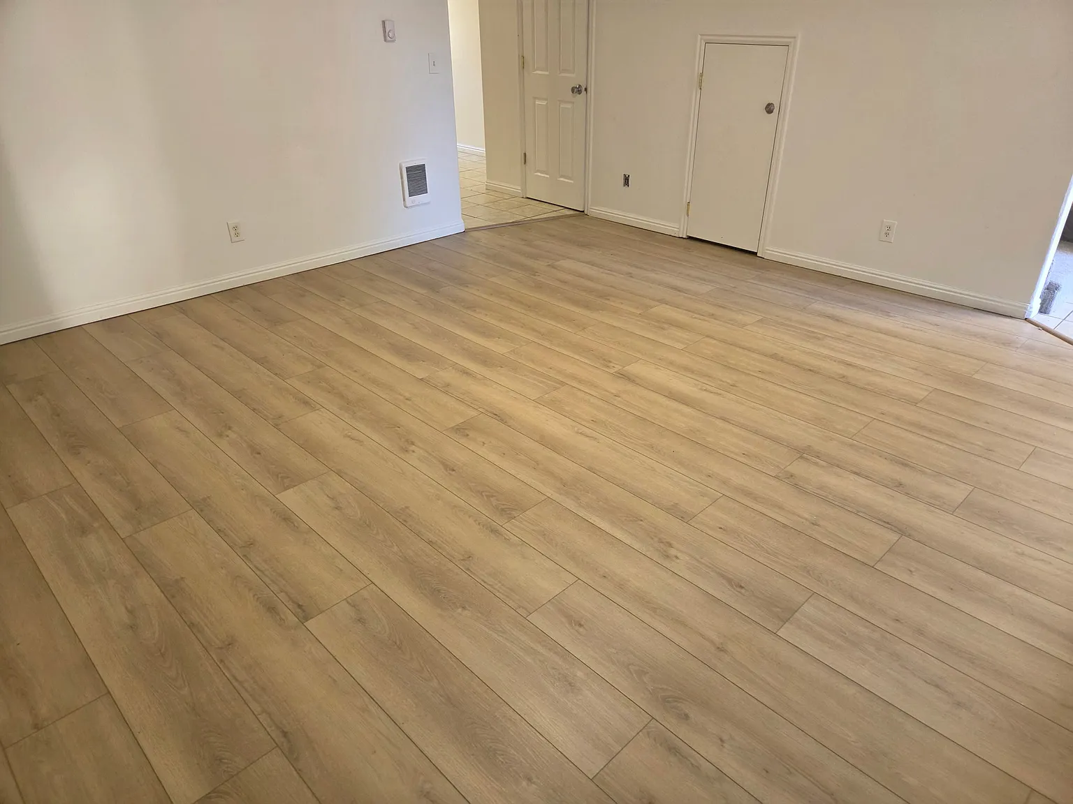 3 bed, 1.5 bath, 1250 sqft, $1,300 — Photo 2