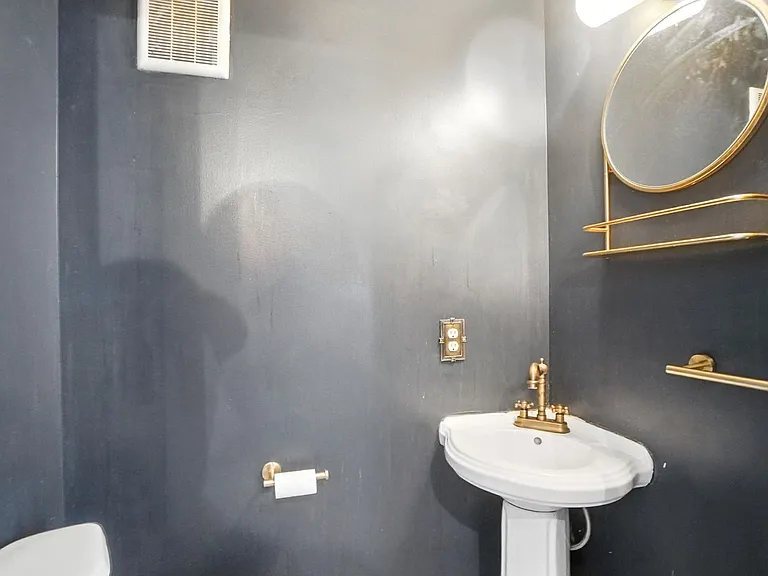 843 Overton St — Photo 12