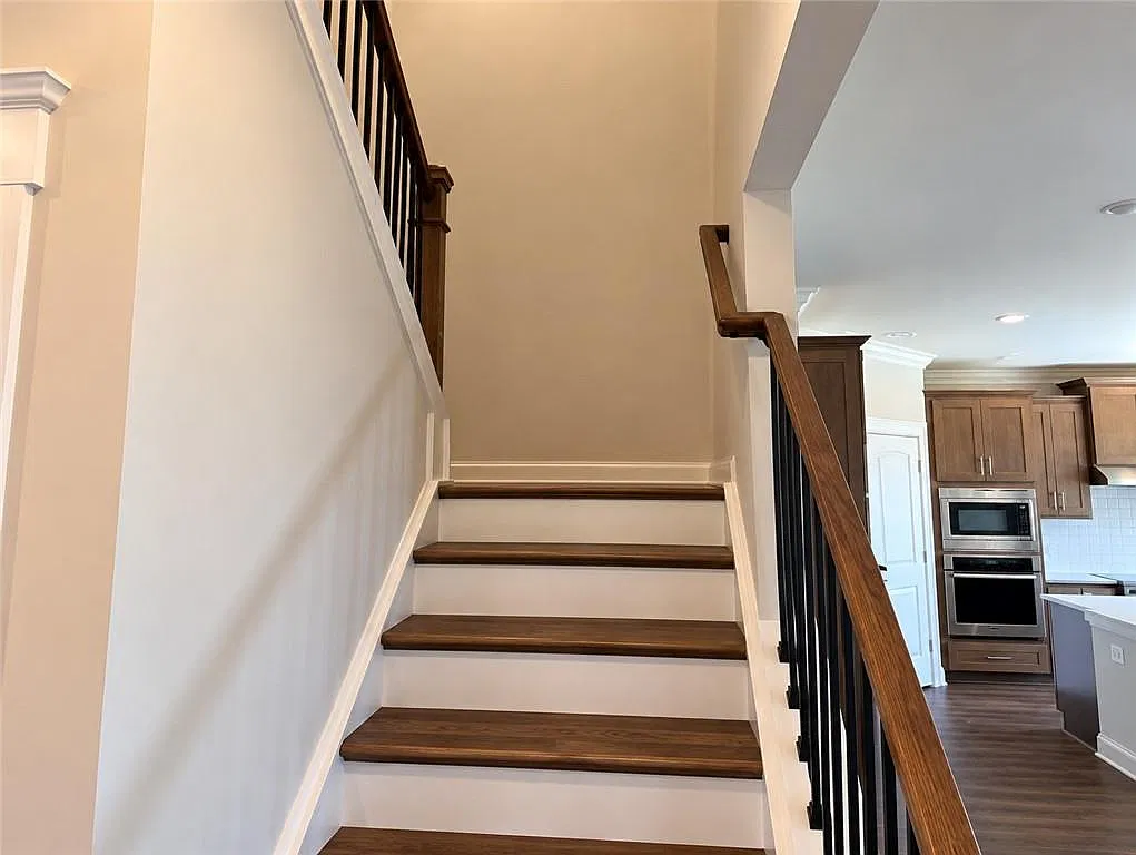 4 bed, 2.5 bath, 2347 sqft, $3,100 — Photo 4