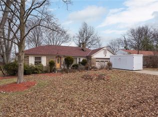 1069 Carver Rd, Cleveland Heights, OH 44112