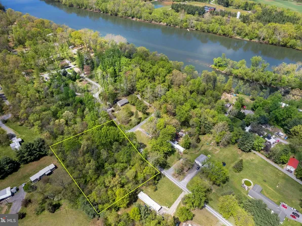 33 Cool Hollow Dr, Falling Waters, WV 25419