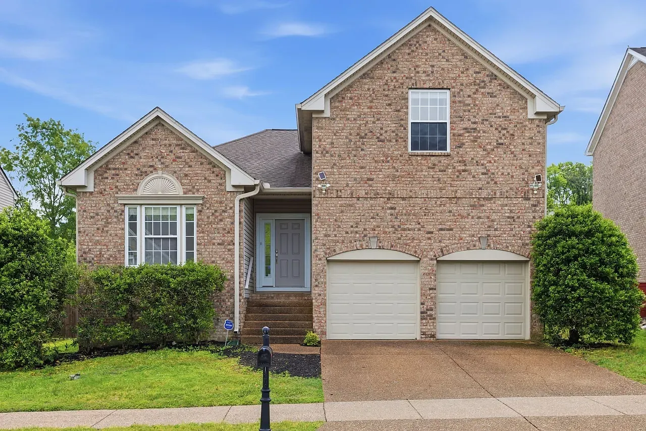 3 bed, 1990 sqft, $2,599 — Photo 1