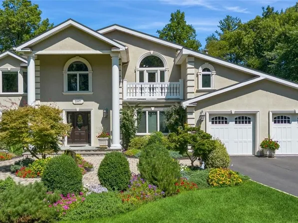 207 Van Houten Fields, West Nyack, NY 10994