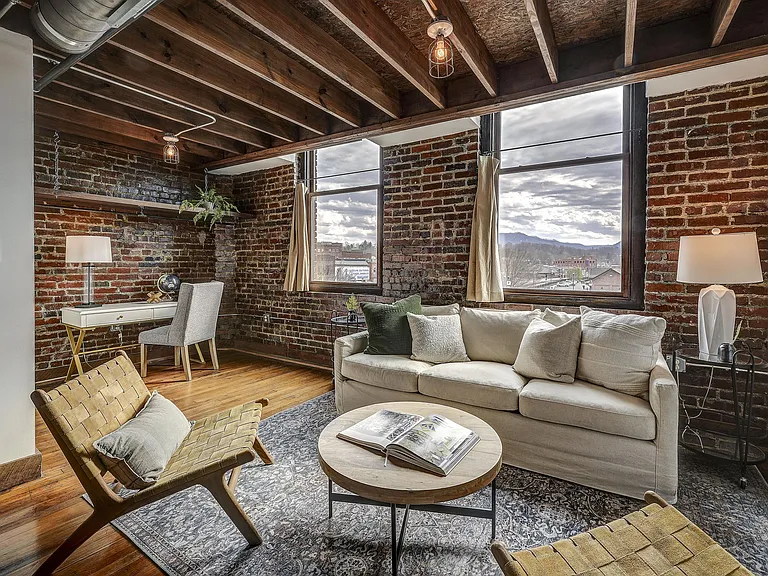 110 W Market St #304 — Photo 14
