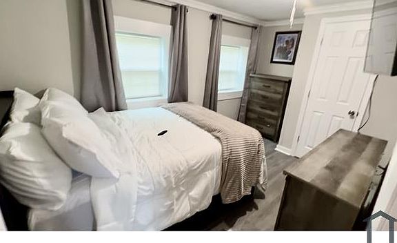 5th image of 105 Ash St