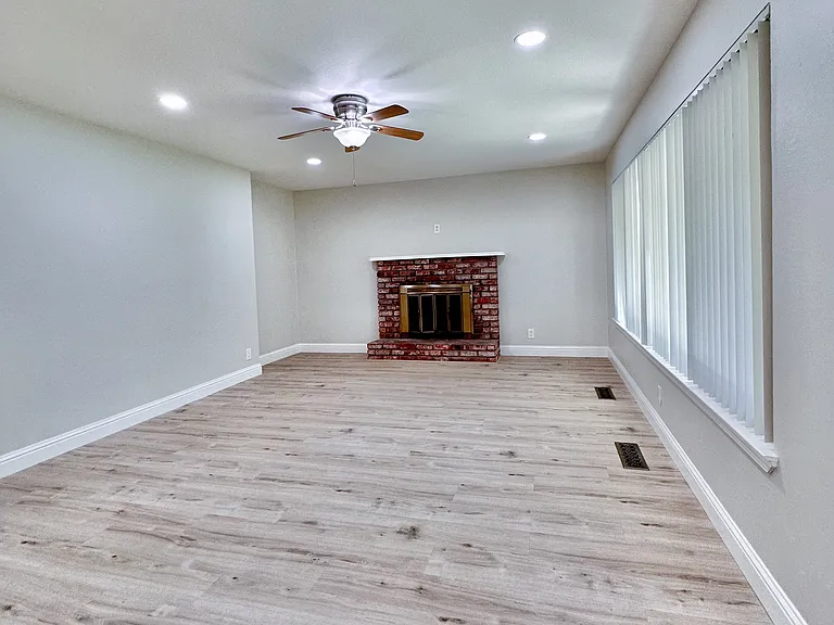 655 Mariposa Ave — Photo 25