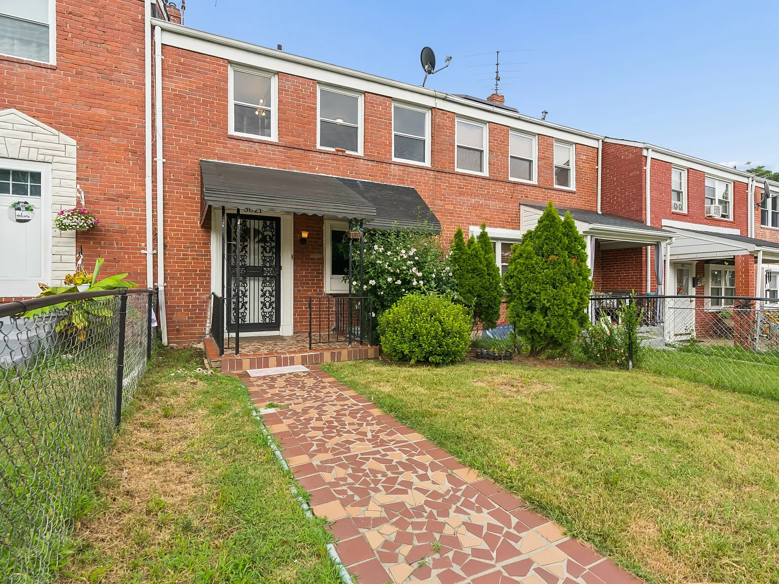 3 bed, 1254 sqft, $1,900 — Photo 1