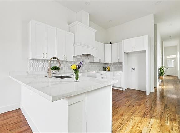 3rd image of 2633 Dumaine St